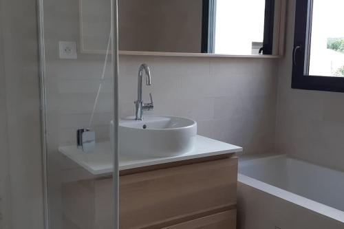 une salle de bain avec un lavabo et une douche en verre dans l'établissement Maison contemporaine au Paradou. Piscine., à Paradou