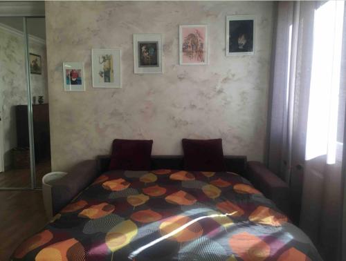 een slaapkamer met een tafel met een quilt bij 2 pièces lumineux et calme à Paris in Parijs