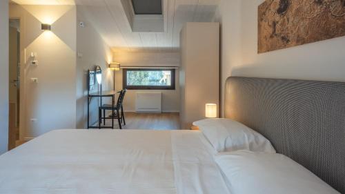 Un dormitorio con una cama y un comedor. en MAREA 8, Emma Villas, en Santa Maria di Scacciano