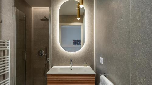 un baño con lavabo y espejo en MAREA 8, Emma Villas, en Santa Maria di Scacciano