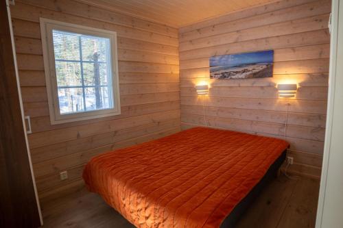 um quarto com uma cama num quarto com uma janela em Tähtisara 2A em Kalajoki