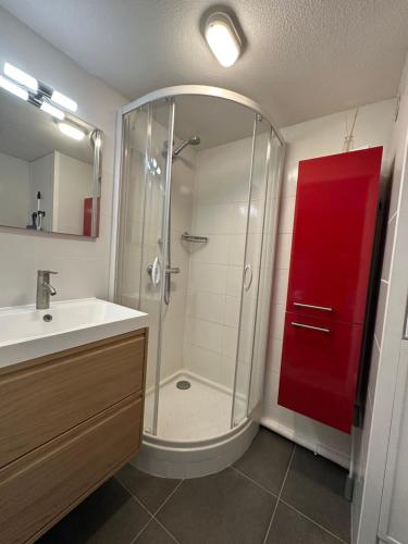 Bathroom sa La KoZy - Maison moderne, Mer, Forêt, Piscine - Wifi - Cheque vacances