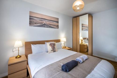 a bedroom with a large white bed and two lamps at Reading 2-Bed Apartment & Parking in Caversham