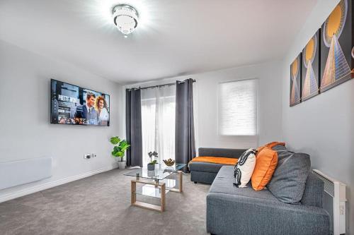 a living room with a couch and a tv at Reading 2-Bed Apartment & Parking in Reading