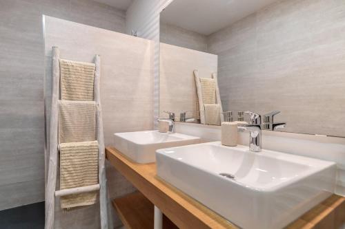 uma casa de banho com dois lavatórios e dois espelhos em Victoria 16 Premium by Nagoa Homes em Málaga