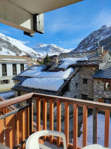 - une vue depuis le balcon d'une maison avec des toits enneigés dans l'établissement STUDIO CHALETS DE SOLAISE, à Val dʼIsère
