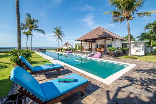 une image de la piscine d'une villa dans l'établissement BougainVilla - Oceanfront villa with Cook, ideal for Weddings and Events, à Keramas