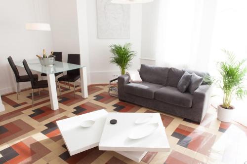 un salon avec un canapé et une table dans l'établissement L'art Déco, Esprit Loft, Clim, Place Comédie, à Montpellier
