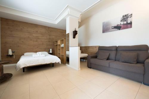 een woonkamer met een bank en een bed bij Apartamento en Zarautz a metros de la playa -Cove in Zarautz