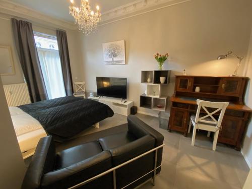 ein Schlafzimmer mit einem Bett, einem Sofa und einem Klavier in der Unterkunft Apartment Glasower 31 in Berlin