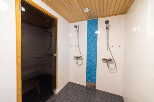 uma casa de banho com um chuveiro e uma cabina de duche ao nível do chão em Tähtisara 2A em Kalajoki