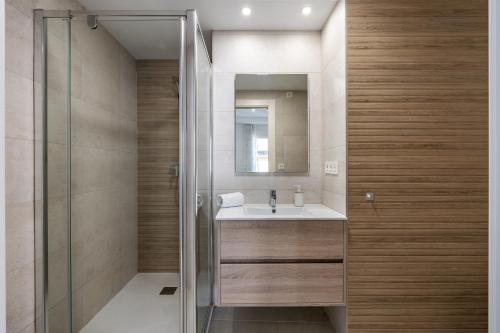 a bathroom with a sink and a mirror at Alojamiento Privilegio de Alcalá in Alcalá la Real