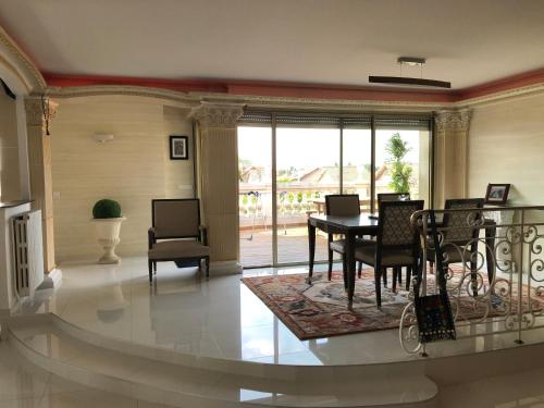 une salle à manger avec une table et des chaises dans l'établissement Hôte.Superhost, à Aulnay-sous-Bois