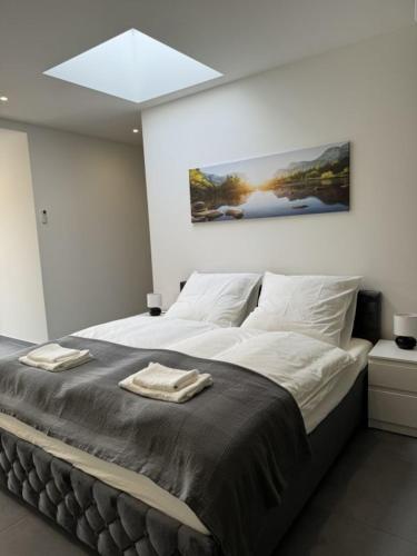 ein Schlafzimmer mit einem großen Bett mit zwei Handtüchern darauf in der Unterkunft Edersee Apartment Seeblick 3 in Waldeck