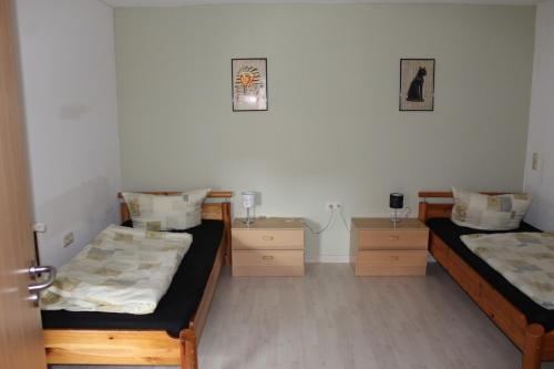 Habitación pequeña con 2 camas en Ferienwohnung Sonnenblume, en Rhadern