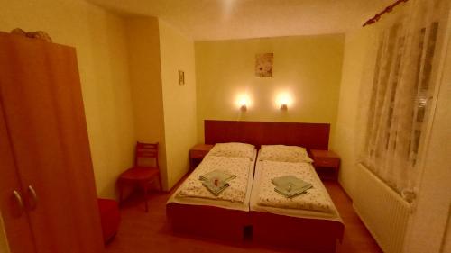 Habitación pequeña con cama y ventana en HannaH - Relax dom pod orechom Apartman2, en Trávnica