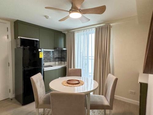 cocina con mesa con sillas y ventilador de techo en 1BR Unit with Spectacular View Monaco Tower 1430A en Del Rosario