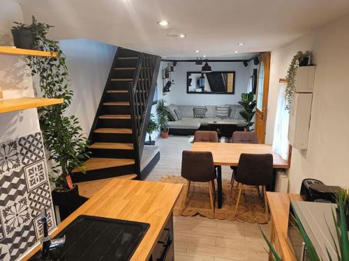 - un salon avec un escalier, une table et des chaises dans l'établissement Maison alsacienne à colombages dans cour privée avec jardin sur les remparts, à Bergheim