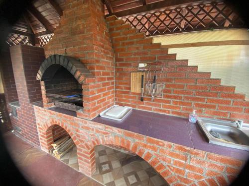 um forno de tijolo com um WC e um lavatório em Casa Alex Alunisu em Alunişu