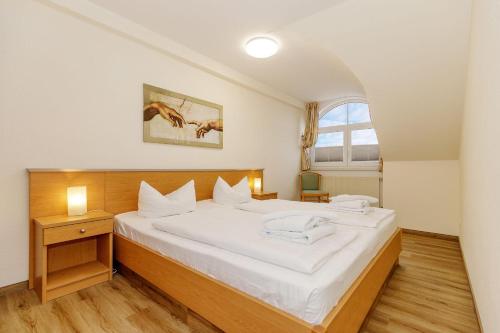 キュールングスボルンにあるStrandschloesschen-I-WE-21-684のベッドルーム(大きな白いベッド1台、窓付)