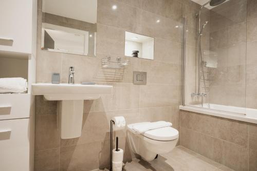 y baño con aseo, lavabo y ducha. en Smart & modern Chester city-centre flat - Sleeps 2 en Chester