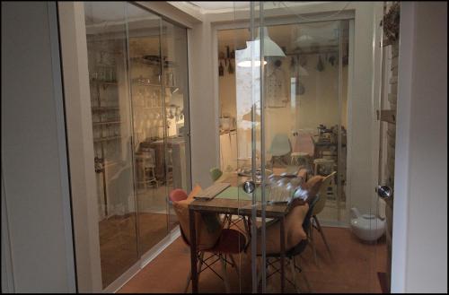 a dining room with a glass table and chairs at Tolosa un mundo de sensaciones in Tolosa