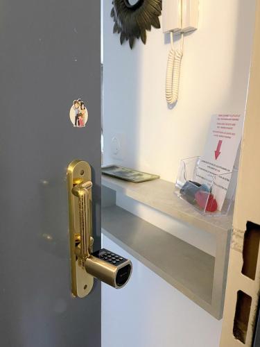 une porte avec un téléphone portable qui s'en sort dans l'établissement Fontaine6 -appartement 6pers- RER A Val d'Europe, à Chessy