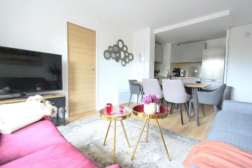 un salon avec un canapé et une table dans l'établissement Fontaine6 -appartement 6pers- RER A Val d'Europe, à Chessy