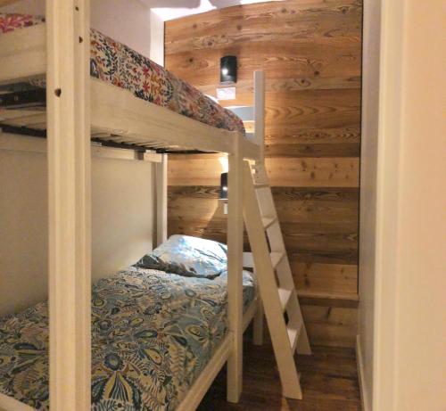 Etagenbett in einem Zimmer mit Etagenbett in einem Haus in der Unterkunft Lou Bigourdan in Cauterets
