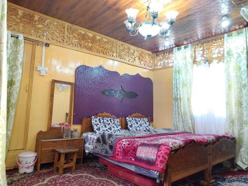 ein Schlafzimmer mit einem Bett mit einem Fisch an der Wand in der Unterkunft Houseboat New Jahangir And Morning Car in Srinagar
