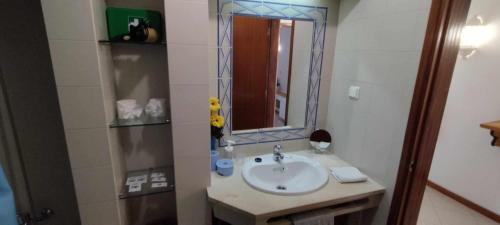 アルブフェイラにあるAlbufeira INN - Casa da Peneda - Bellavista T1のバスルーム(洗面台、鏡付)