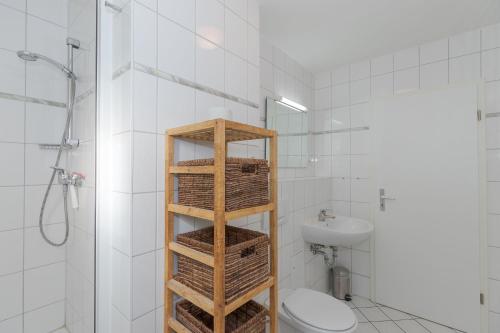 キュールングスボルンにあるStrandschloesschen-I-WE-3-666のバスルーム(トイレ、洗面台付)