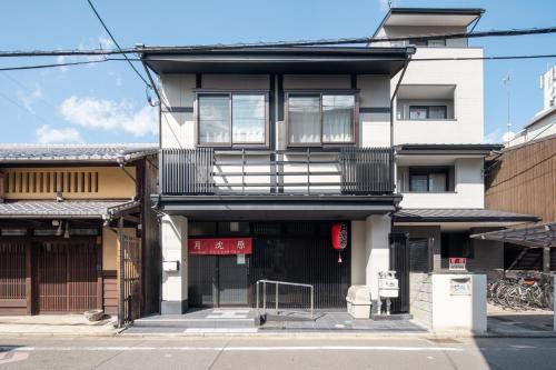 un immeuble d'appartements avec balcon dans une rue dans l'établissement Guest House Goettingen, à Kyoto