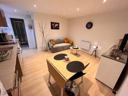 ロンゴーにあるL' authentique Clémentのキッチンとテーブルとソファのあるリビングルーム