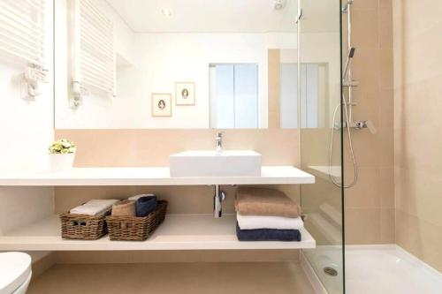 bagno con lavandino e doccia di Elegant and bright apartment in Estoril a Estoril