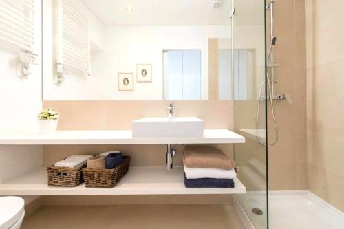 un baño con lavabo y ducha en Elegant and bright apartment in Estoril, en Estoril