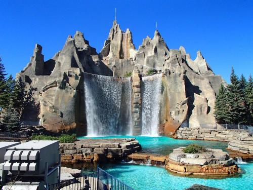 una cascata nel mezzo di un parco acquatico di Family INN a Vaughan