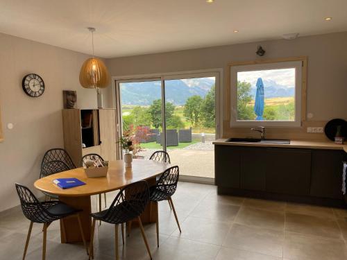 une cuisine et une salle à manger avec une table et des chaises dans l'établissement Villa Pelvoux Edelweiss, à Guillestre