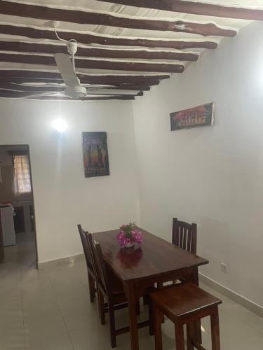 einen Esstisch mit Stühlen und eine Decke in der Unterkunft One bedroom holiday home malindi in Malindi