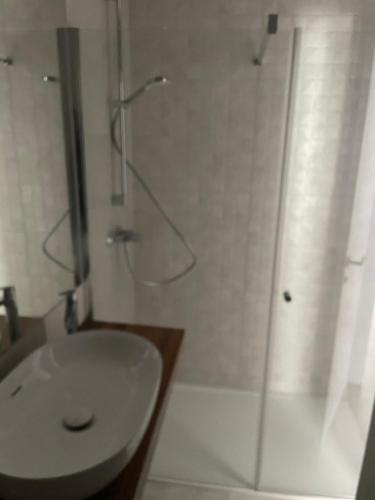 ein Badezimmer mit Dusche, Toilette und Waschbecken in der Unterkunft Costa Ballena - Dos dormitorios, Piscina y Jardín privado in Cádiz