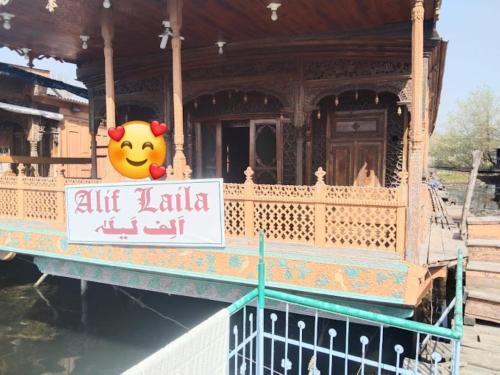 un bâtiment avec un panneau sur son côté dans l'établissement Aliflaila Laila Group of Houseboats , Srinagar, à Srinagar