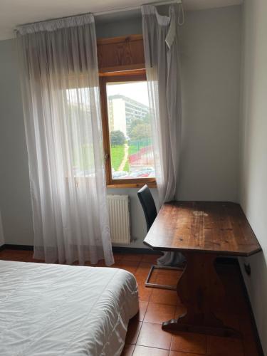 Ciamarra Rooms في روما: غرفة نوم بسرير وطاولة ونافذة