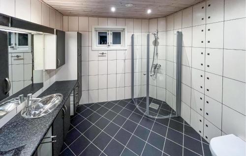 a bathroom with two sinks and a shower at Beautiful Home In Trvikbygd With Wifi in Tyrvikbygd