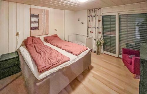 En eller flere senger på et rom på Beautiful Home In Trvikbygd With Wifi