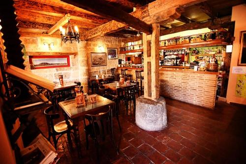 an overhead view of a restaurant with tables and chairs at El manzano in Castrojeriz