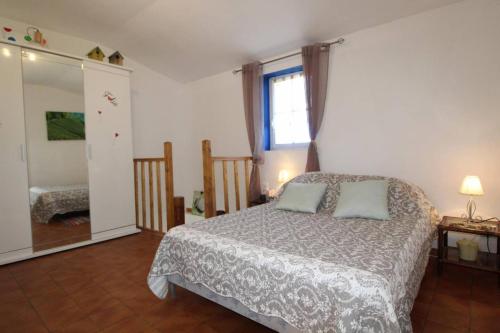 ein Schlafzimmer mit einem Bett mit zwei Kissen darauf in der Unterkunft Maison avec jardin à Villeneuve-de-Berg, piscine partagée in Villeneuve-de-Berg