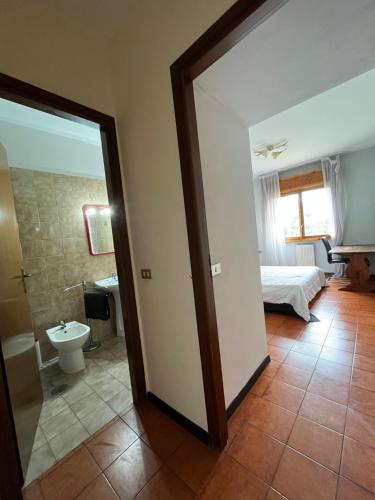 Ciamarra Rooms في روما: غرفة نوم بسرير وحمام مع مرحاض