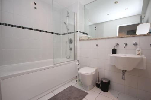 een badkamer met een toilet, een wastafel en een douche bij Lovely 1 bed, located in the heart of Birmingham in Birmingham