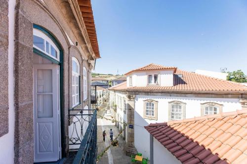 una vista aérea de un callejón con edificios en Veloso Village Douro Valley by LovelyStay en Viseu