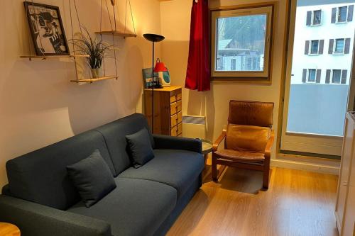 - un salon avec un canapé et une chaise dans l'établissement Modern Apt With View On The Aiguille Du Midi, à Chamonix-Mont-Blanc